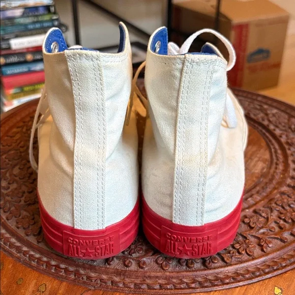 White Converse with small touches of color - Picture 3 of 4